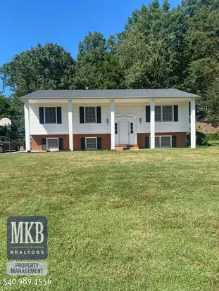 4 Bedrooms, 2.5 Baths, Split Foyer, Located In Cave Spring Apartment for rent in Roanoke, VA 4 Bedrooms, 2.5 Baths, Split Foyer, Located In Cave Spring Apartment for rent in Roanoke, VA