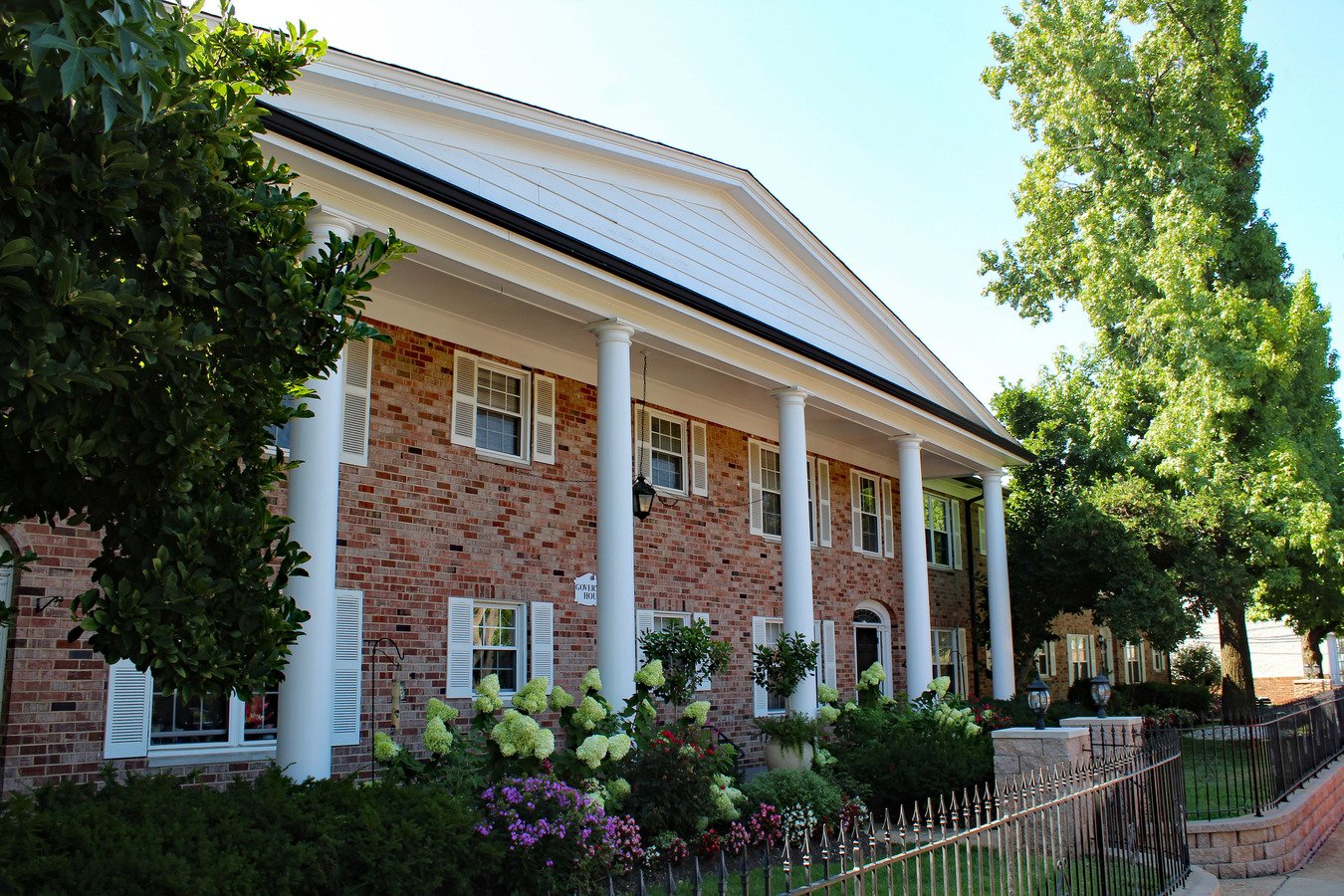 Colonial Village Apartments ster Groves, MO Rentable