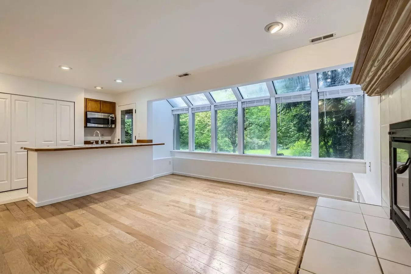 Price Drop!! >> Available Now! Waterfront >> Newly Remodeled 4br/3ba + 3 Kitchens! Private Suites! Tour Today!! House for rent in Sammamish, WA