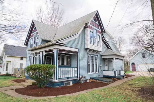 3 Bed 1.5 Bath Downtown Valparaiso Home Apartment for rent in Valparaiso, IN