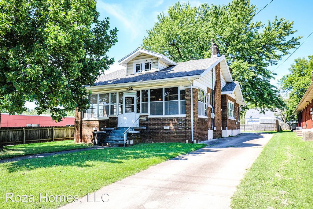 Updated 5 Bedroom For Pre-lease Now! Huge Backyard And Walking Distance To Msu And Downtown! House for rent in Springfield, MO