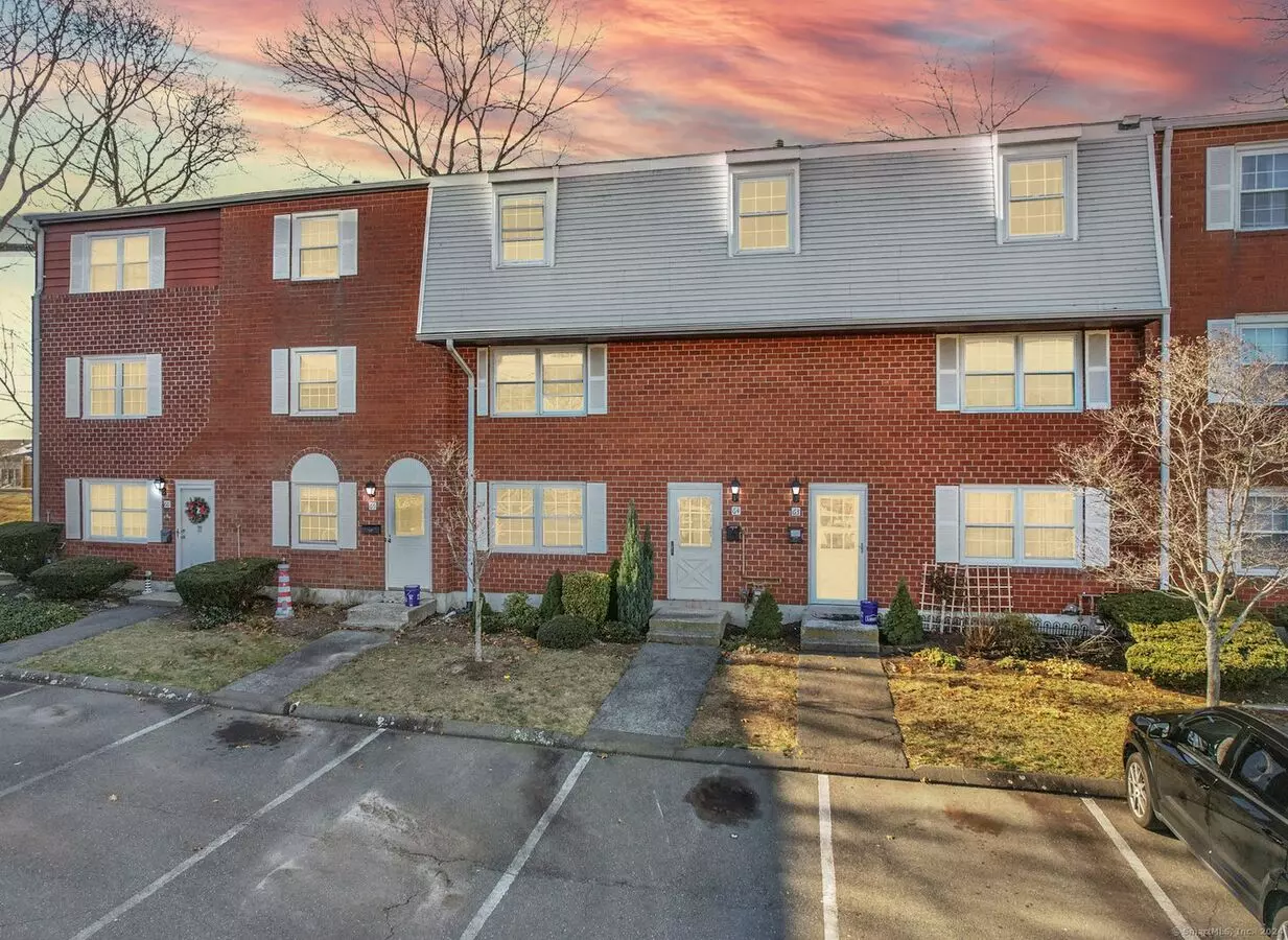 Gorgeous 3-bed / 2-bath Right On The Coast Of West Haven Beach! House for rent in West Haven, CT