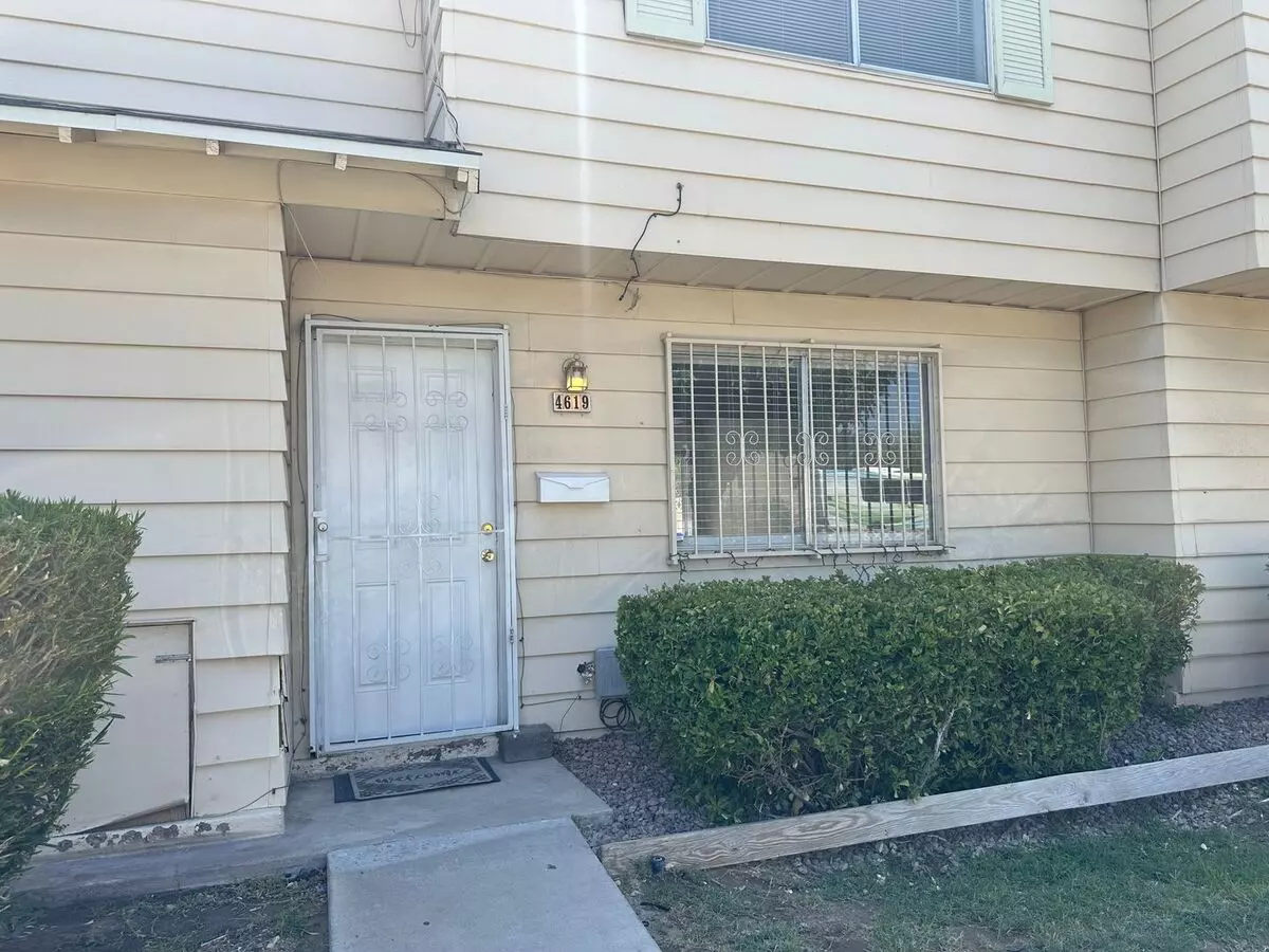 Three Bedroom Townhome With 2 Car Garage And Courtyard House for rent in Las Vegas, NV