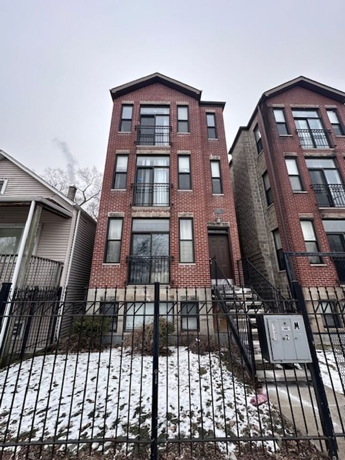 Beautiful 3 Unit Building With Large Apartments... Chicago, IL
