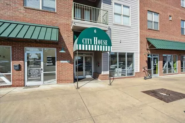 Gorgeous 1 Bd 1 Bath Condo In City Lights Condos. Includes One Reserved Parking Space Great City View.. Pets Are Not Allowed. Owner Will Manage.. Apartment for rent in Memphis, TN