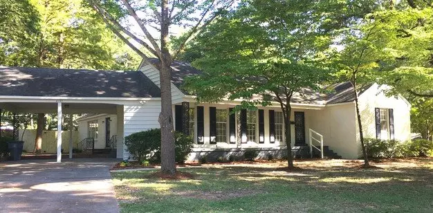 Dont Miss Out On This Spacious East Memphis Home Offering 3Brs And Over 2000 Sq Ft. Fenced Back Yard. Pets Are Allowed, Fees Apply. Apartment for rent in Memphis, TN