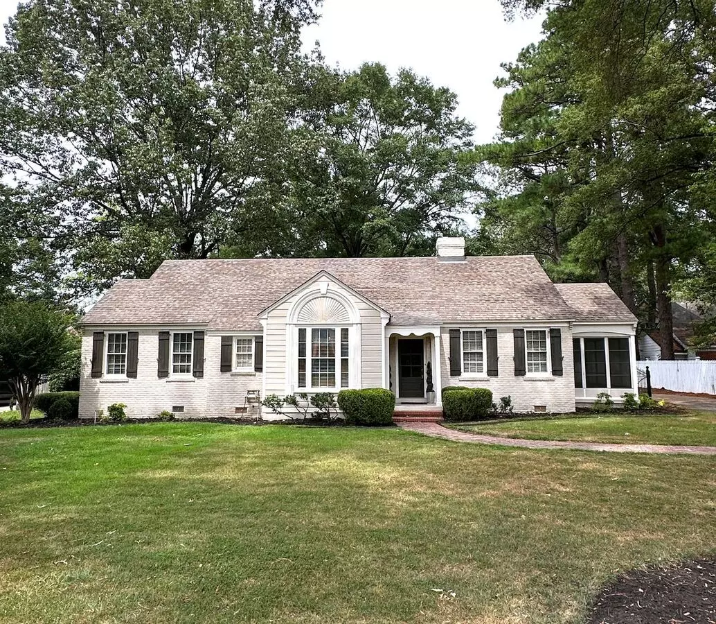 Gorgeous East Memphis Home With Sunroom In Desirable Hedgemoor! Lawn Maintenance Included! 4 Car Garage! Small Pets Are Allowed With Owner Approval.. House for rent in Memphis, TN