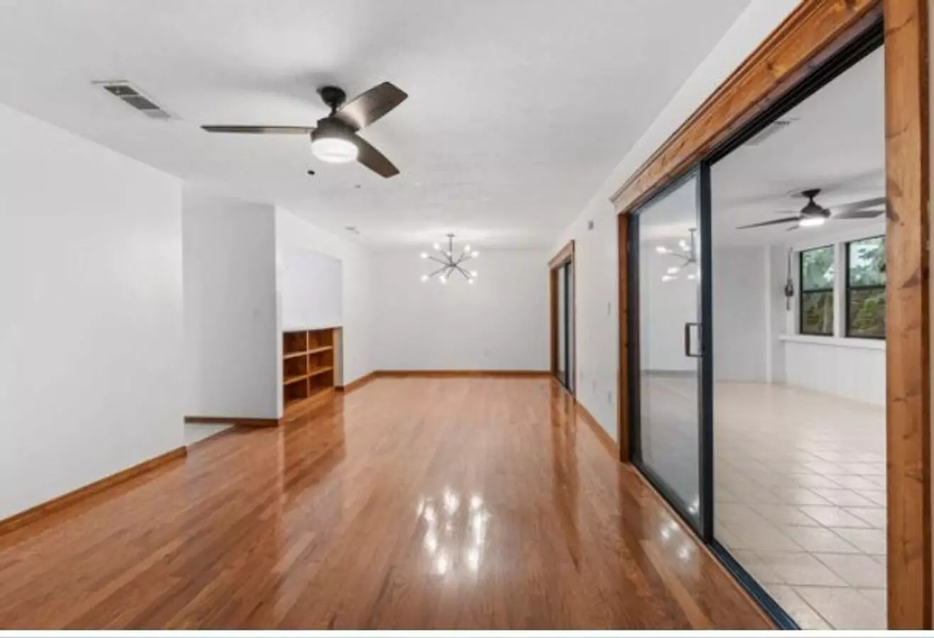 Stunning 2/1 With Water Views At Bivens Lake!! House for rent in Gainesville, FL