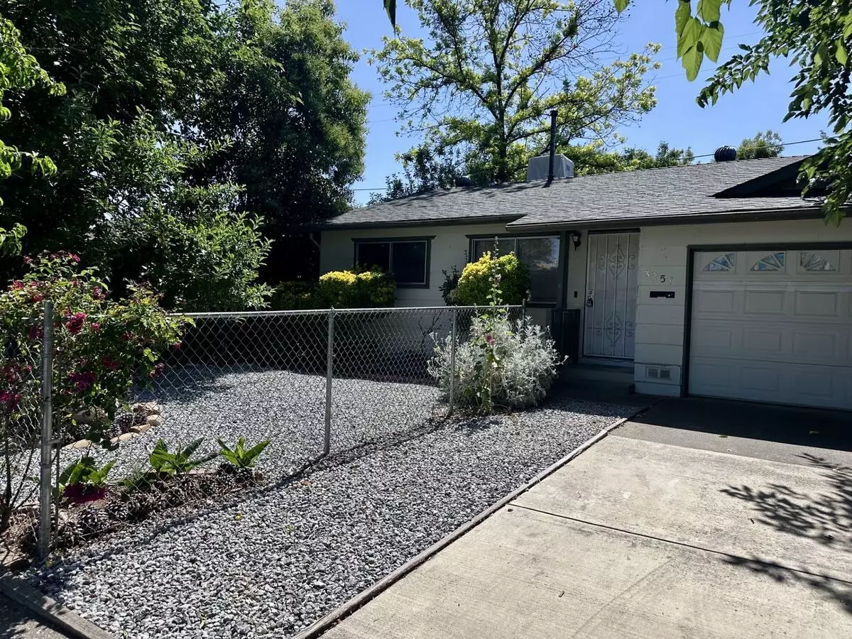 Spacious Half-plex In Anderson W/ Yard! House for rent in Anderson, CA