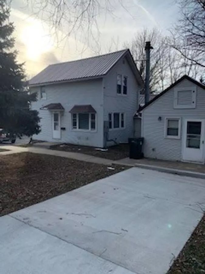 Large 3 Br 2 Ba House W Beautiful Woodwork & Fireplaces!! House for rent in Cedar Falls, IA