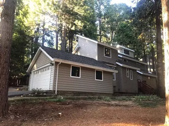 Fabulous 3 Bedroom Home Near Jenkinson Lake. Apartment for rent in Pollock Pines, CA