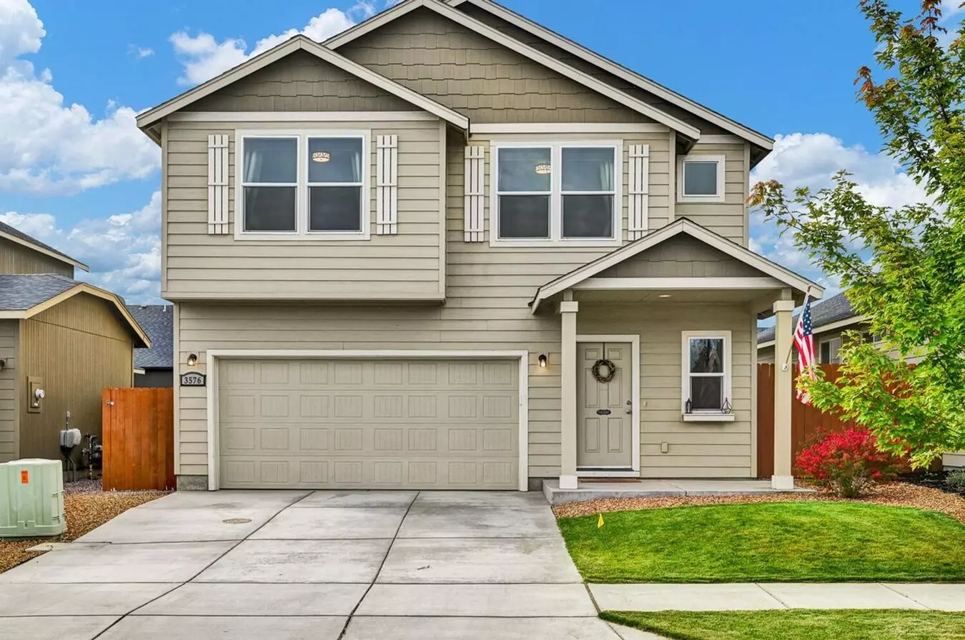 Gorgeous 4-bdr With Fully Fenced Yard In Beautiful Obsidian Trails! House for rent in Redmond, OR