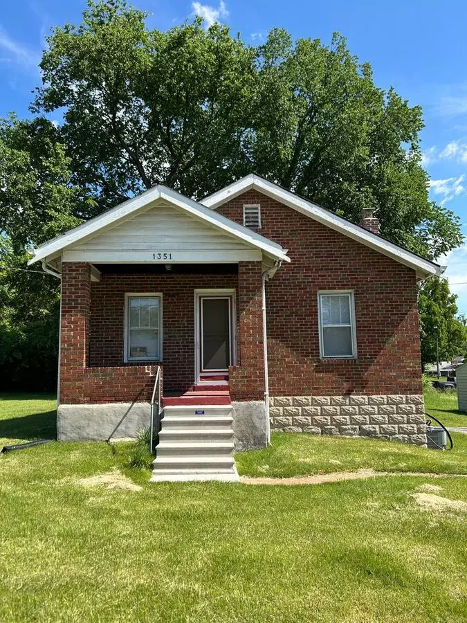 Charming 2-bedroom Home With Spacious Yard In Dellwood! House for rent in Ferguson, MO