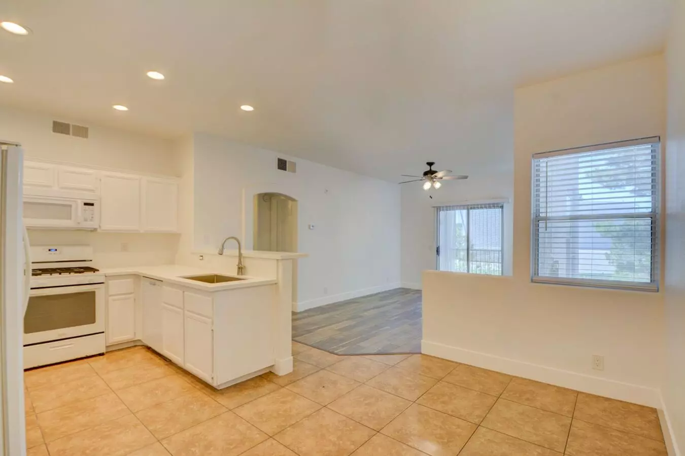 Beautiful 1 Br 1 Bath Condo In Green Valley Henderson. Apartment for rent in Henderson, NV