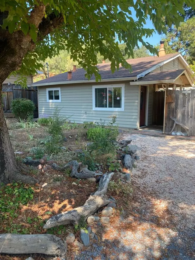 Charming 2 Bedroom, 1 Bathroom House With Plenty Of Room For Entertaining In Park Setting House for rent in Cloverdale, CA