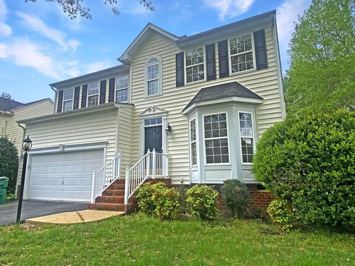 Home With Open Floor Plan, Vaulted Ceilings & Prime Location - 4br/2.5ba House for rent in Richmond, VA