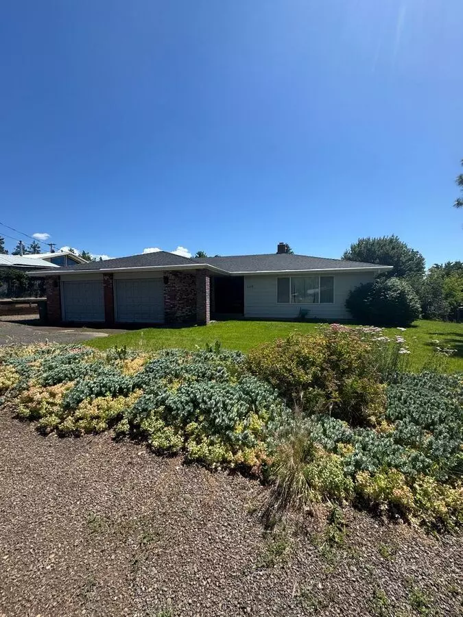 3 Bed 2 Bath House With Attached Garage And Beautiful Back Yard House for rent in Klamath Falls, OR