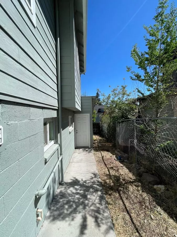 Awesome Studio Apt Downtown With Full Kitchen, Washer And Dryer Hookups. House for rent in Klamath Falls, OR