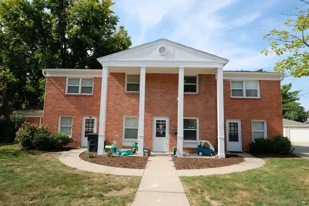 209 Eisenhower St Apartment for rent in Bloomington, IL