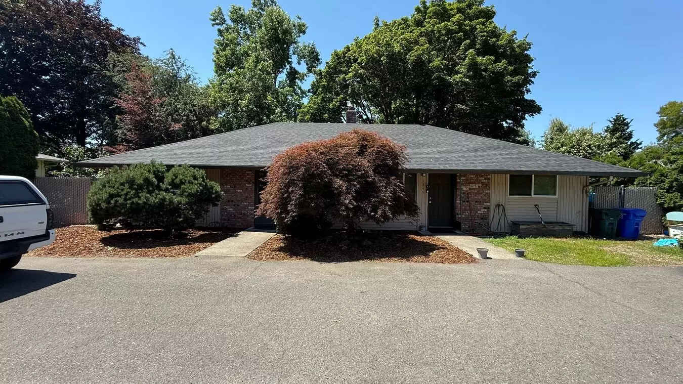 Great Duplex 2bd 2Bath Big Yard, Parking, Fireplace, Pets Ok House for rent in Gresham, OR