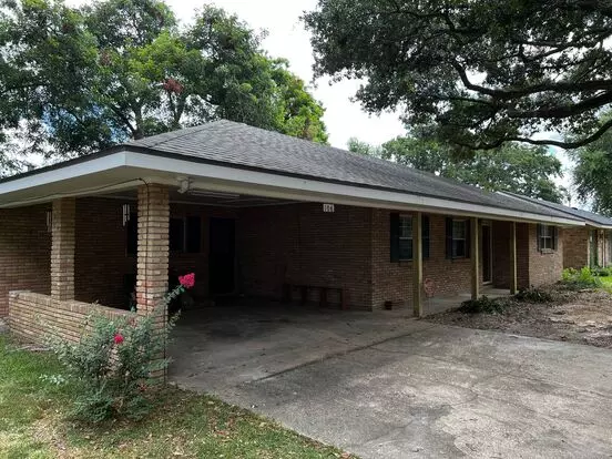 3 Bedroom, 2 Bathroom, Brick Home, Carport, Fenced Yard, Screen Porch, Apartment for rent in Lafayette, LA