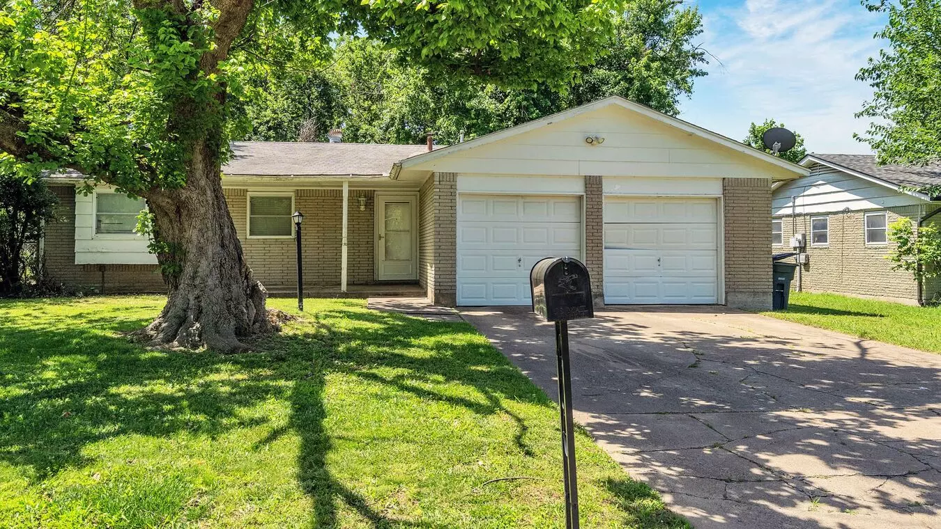 Beautifully Redone 2 Bedroom House! Available For Immediate Move In! *garage Door Pending* House for rent in Tulsa, OK