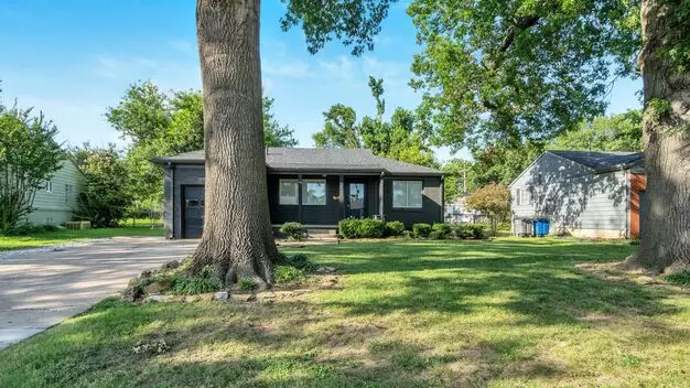 Beautifully Redone 2 Bedroom Midtown House! Available For Immediate Move In! Apartment for rent in Tulsa, OK