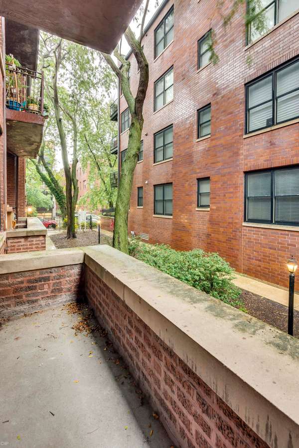 709713 W Barry Apartments 709 W Barry Ave Chicago, IL