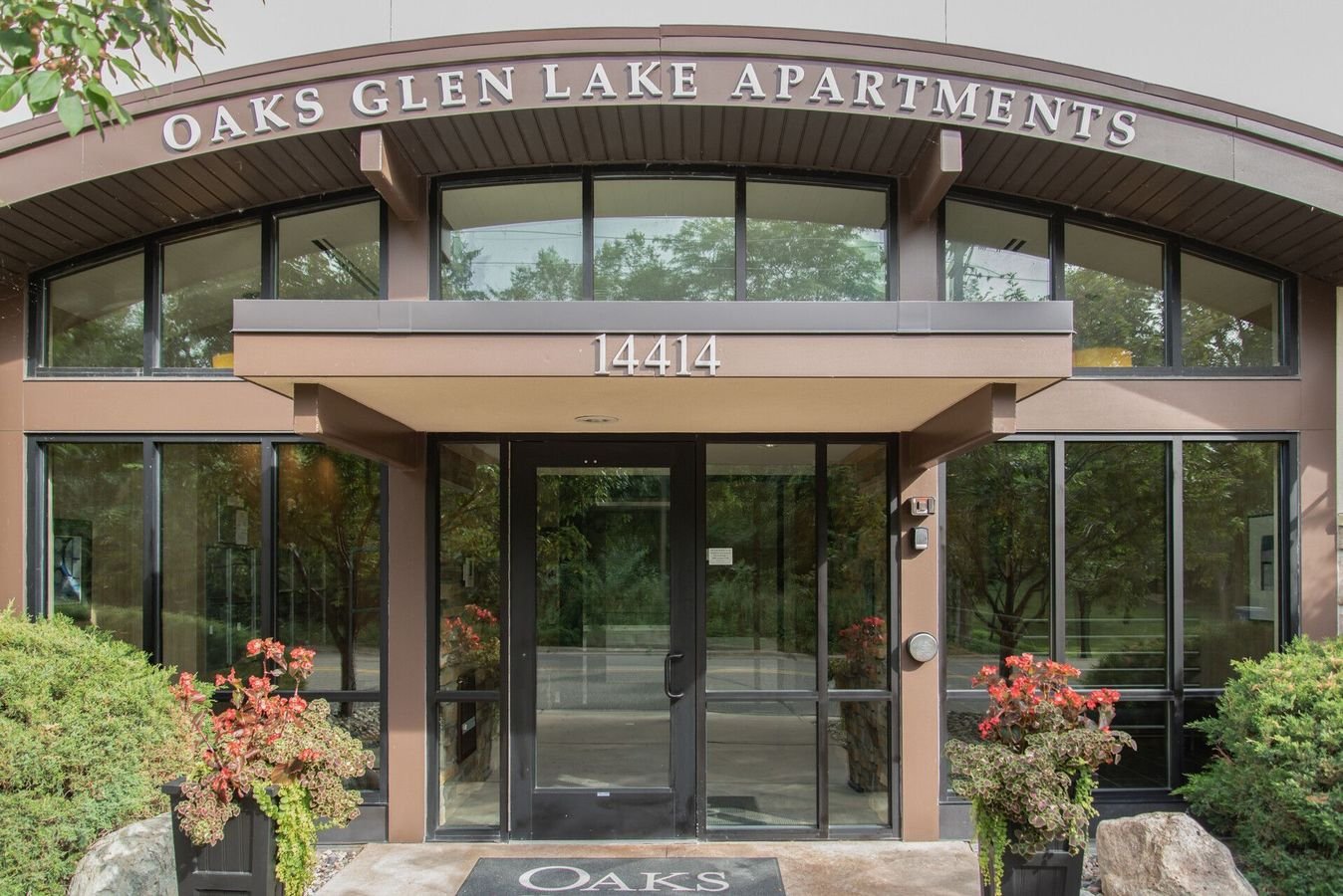 Oaks Glen Lake Apartments Minnetonka