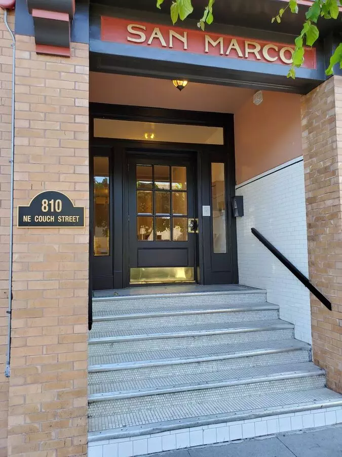810 NE Couch St Apartment for rent in Portland, OR