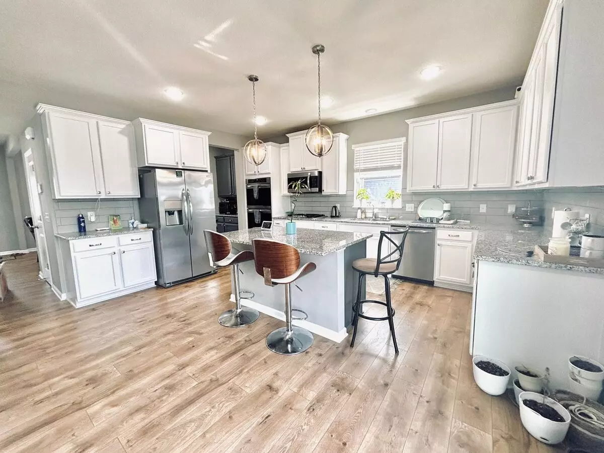 Stunning 5Bed 1/2 Bath Home In Shakopee! House for rent in Shakopee, MN