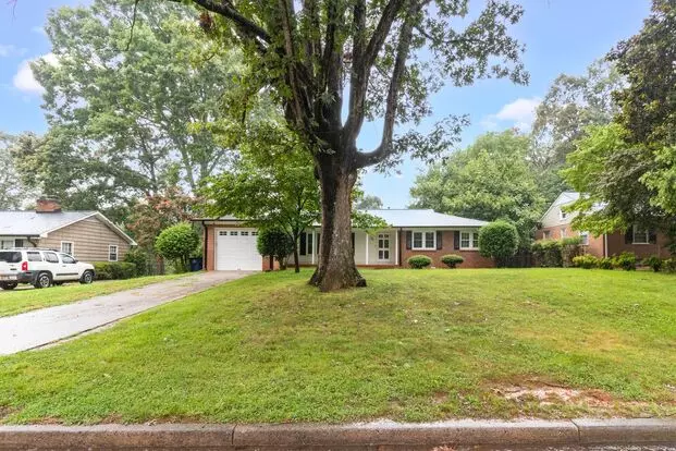 Beautiful 3 Bedroom 2 1/2 Bathroom Home With A Fenced-in Backyard In Winston! Apartment for rent in Winston Salem, NC