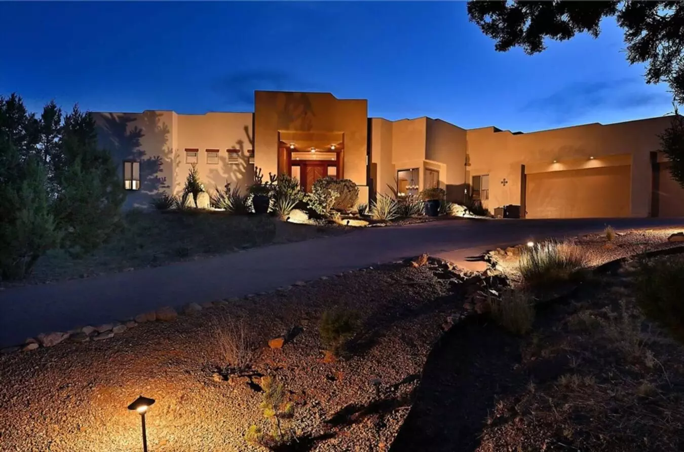 8 E. Long View Drive - Privacy And Located On 2.5 Acres! Furnished Or Unfurnished! House for rent in Santa Fe, NM