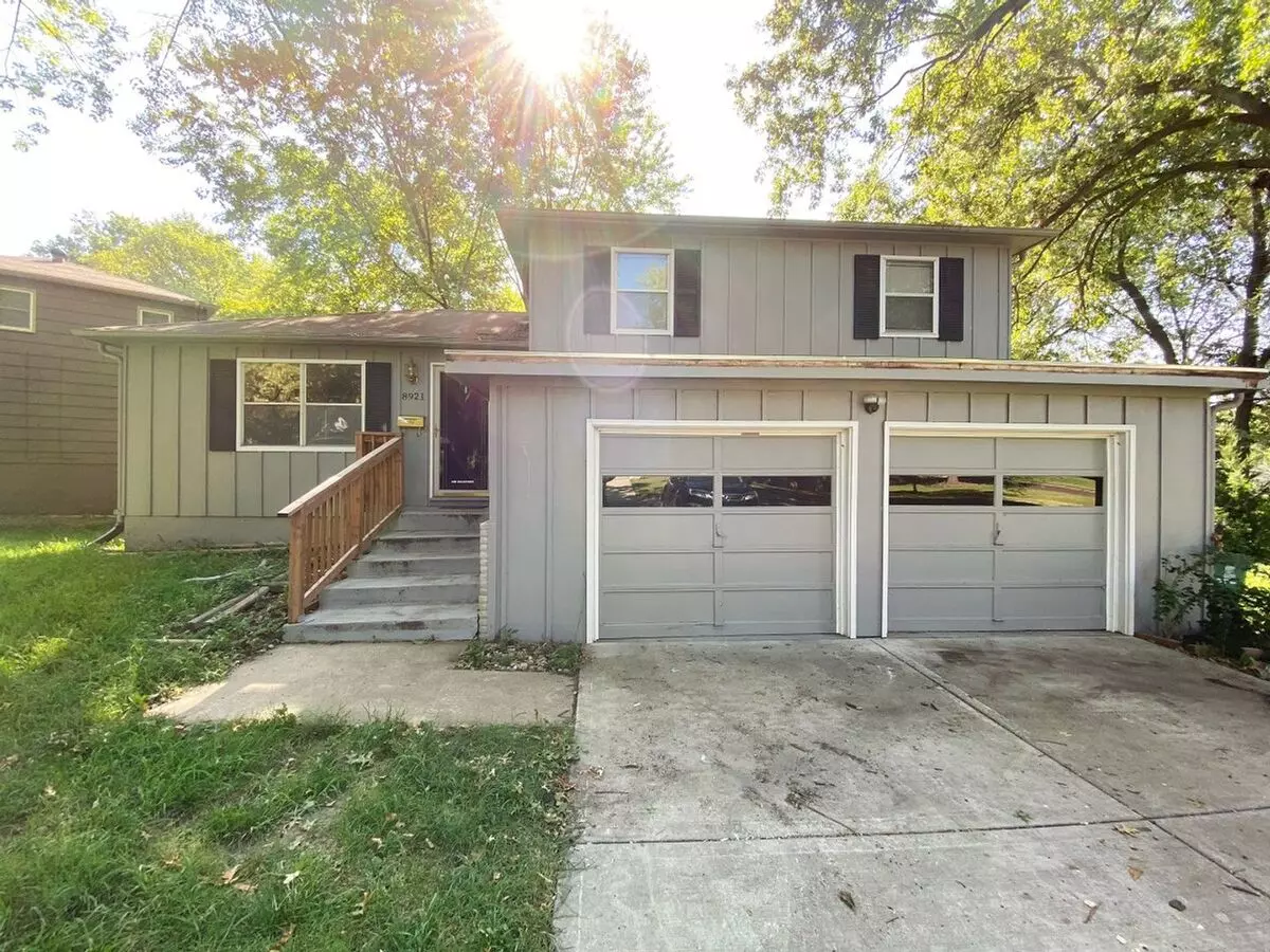 Corner Lot Charmer With 2-car Garage In Overland Park! House for rent in Overland Park, KS