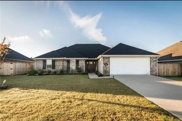 Gorgeous Home With Vaulted Ceilings And Large Fenced Yard Apartment for rent in Bentonville, AR Gorgeous Home With Vaulted Ceilings And Large Fenced Yard Apartment for rent in Bentonville, AR