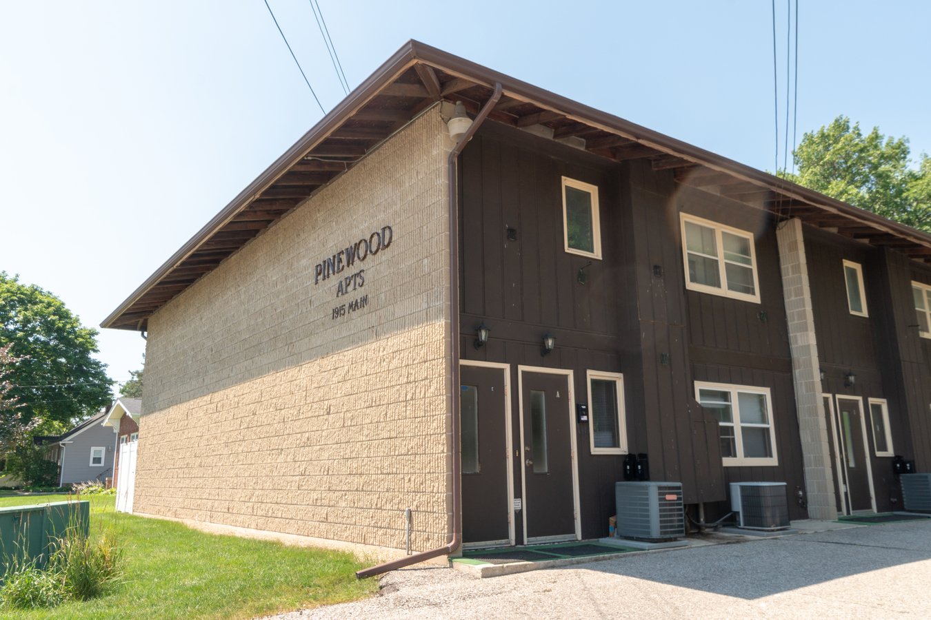 Pinewood Apartments (1915 Main) Cedar Falls, IA