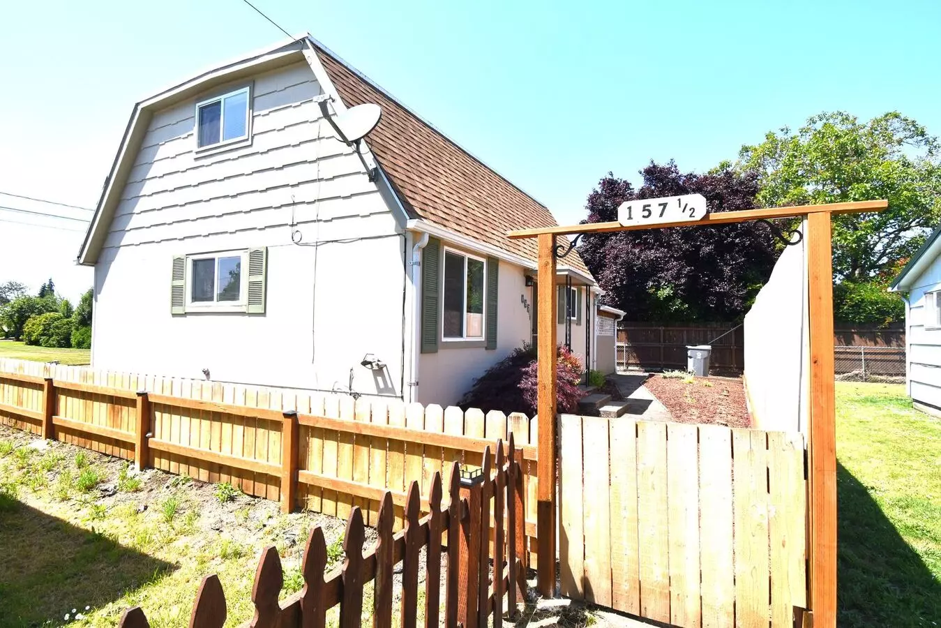 Charming Two Story Home. House for rent in Lebanon, OR