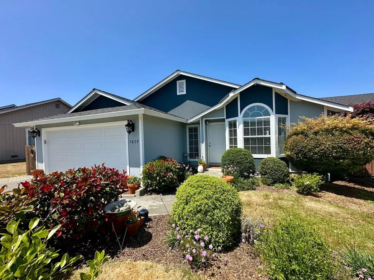 Bright & Spacious 3 Bed / 2 Bath - Gorgeous Upgrades And Outdoor Entertaining Area House for rent in Eureka, CA