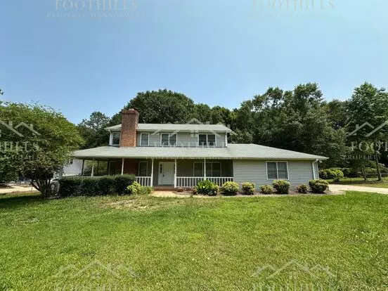 Comfort & Space In A Great Location! 3-bed Home With Wraparound Porch, Large Deck, And Bonus Room! Apartment for rent in Anderson, SC