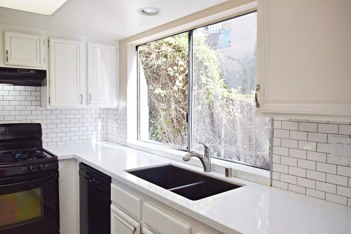 Linda Vista/usd - 2br 2.5ba Townhome - Updated Throughout , Pet Friendly, Washer/dryer In Unit, 1 Car Garage + 1 Parking Space , House for rent in San Diego, CA