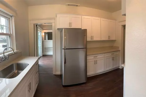 Downstairs, Spacious 2 Bed 1 Bath On Cherry Ave And 3rd- Available Now! Apartment for rent in Long Beach, CA