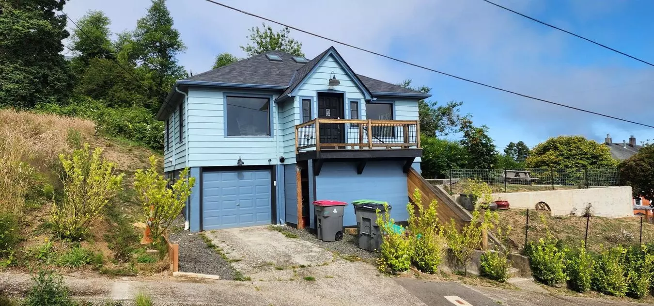 A Beautiful Home With Great Views! House for rent in Astoria, OR