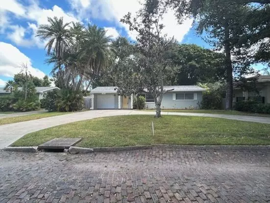Beautifully Landscaped 2/1/1 Jungle Prada Home Apartment for rent in St Petersburg, FL