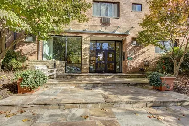 Glover Park Studio. Live In The City With A Serene Nature Backdrop Apartment for rent in Washington, DC