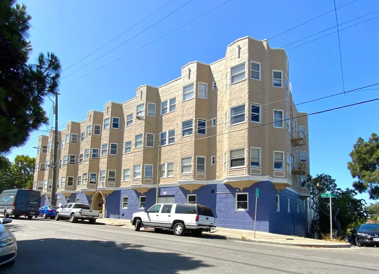 Top Floor! Corner Unit W/ On-site Laundry & Parking Available! Apartment for rent in Oakland, CA
