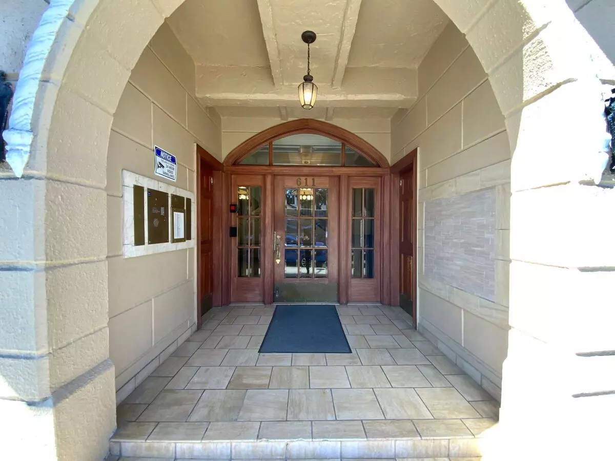 2 of 3 Top Floor! Corner Unit W/ On-site Laundry & Parking Available! Apartment for rent in Oakland, CA