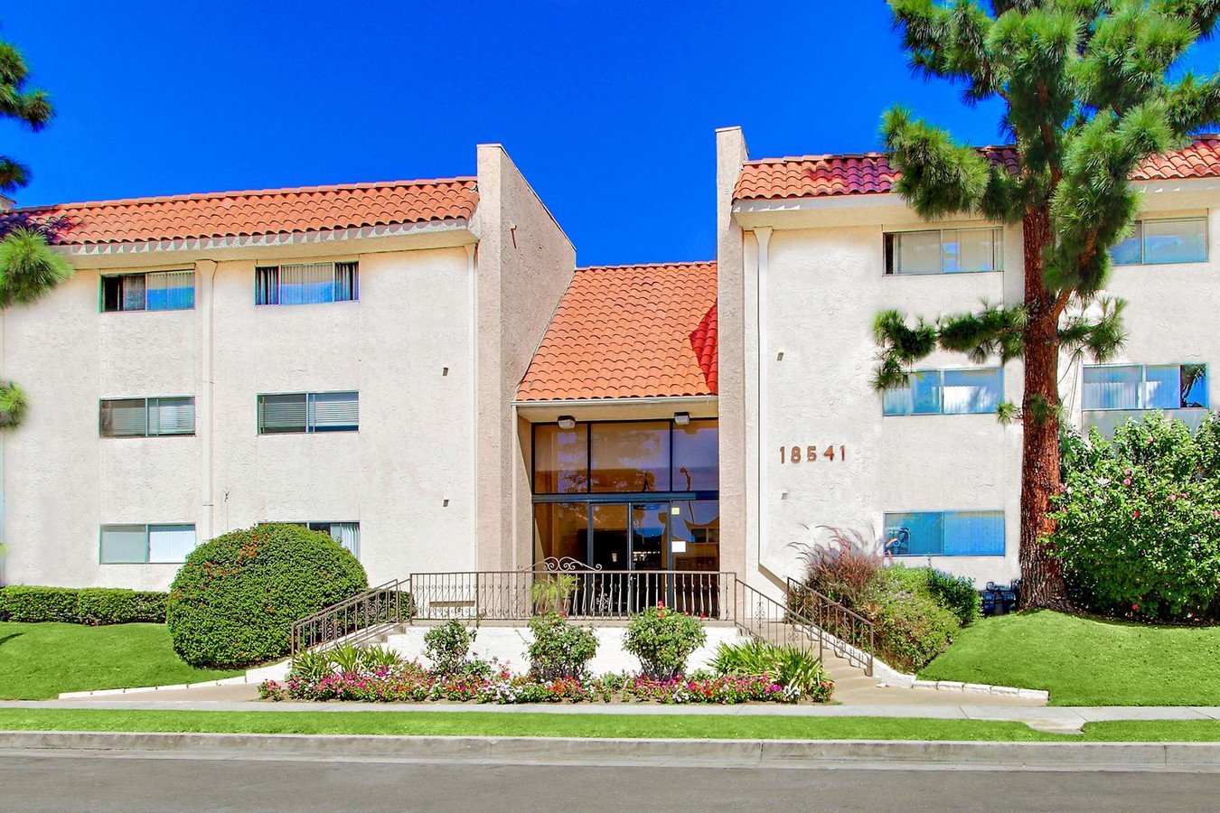 Chateau Vincennes Apartments Northridge, CA