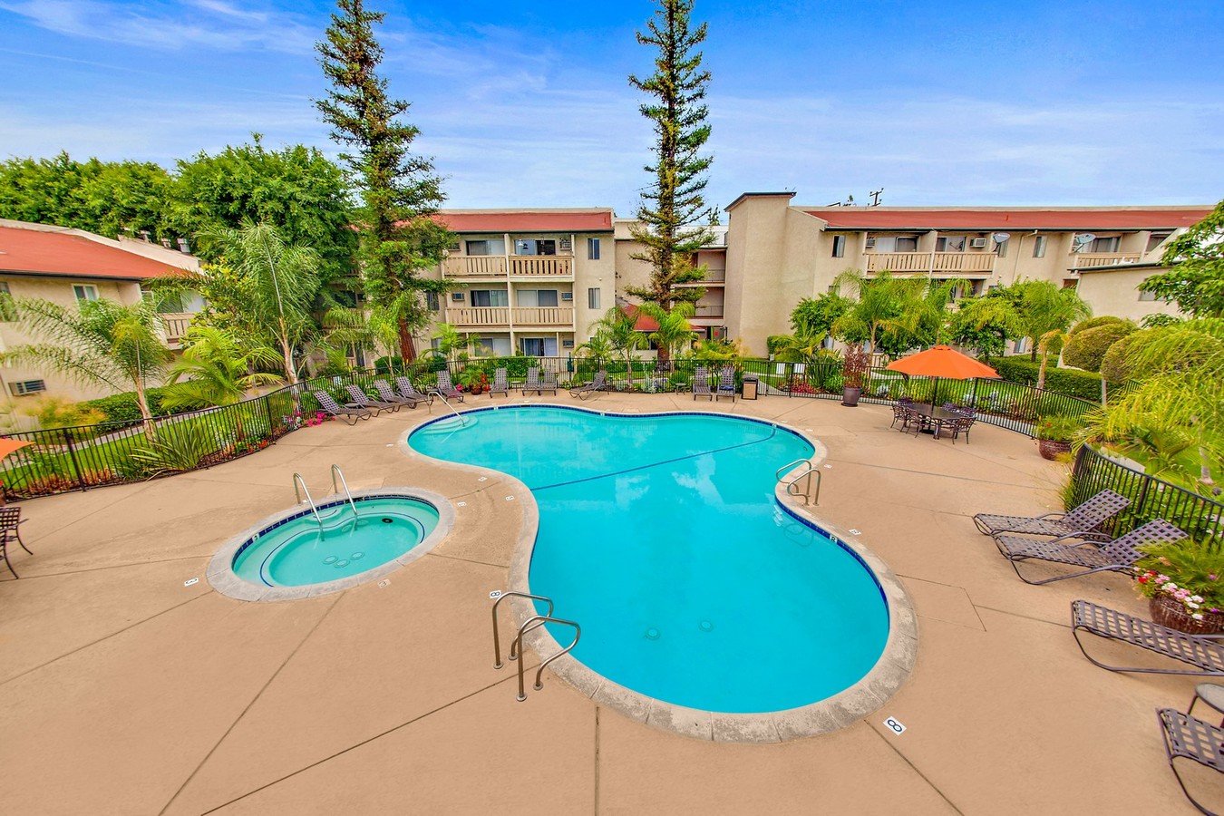 Villa La Paloma Apartments Reseda, CA