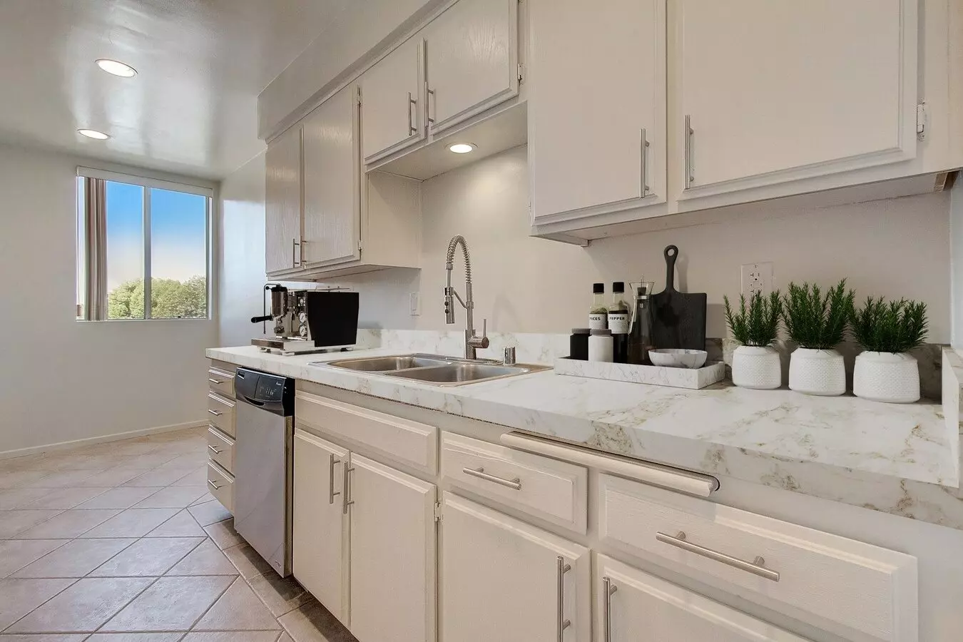 Mammoth Park Towers Apartment for rent in Sherman Oaks, CA