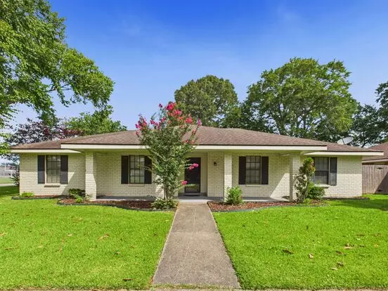 Beautiful 3 Bed, 2 Bath Home With Mother-in-law Suite – Tons Of Natural Light! Apartment for rent in Lafayette, LA